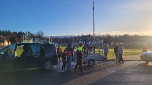 Chargement de la remorque porte-vélos