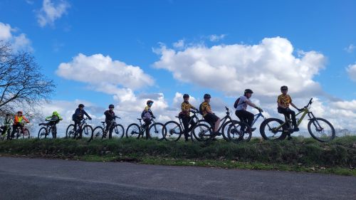 Contre-plongée : les jeunes alignés sur la levée un peu en ombre chinoise