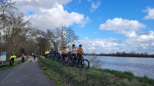 Les jeunes vététistes posent pour le photo sur la levée de la Loire